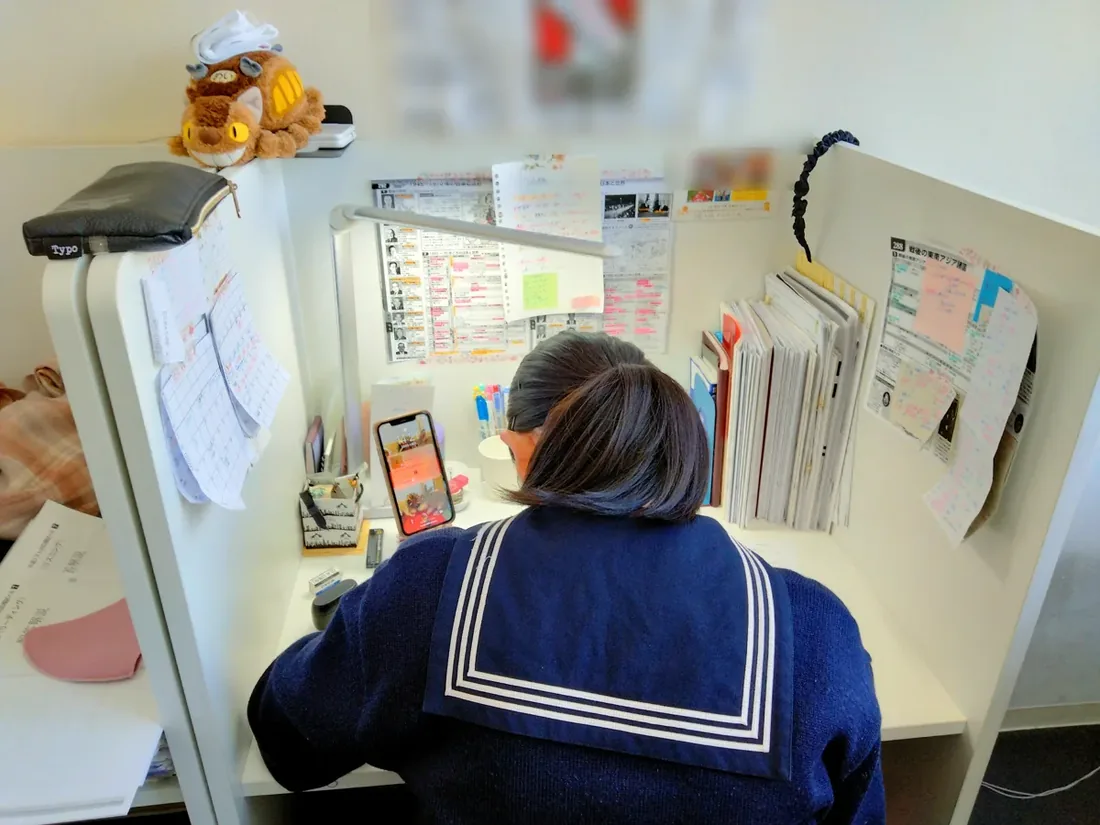 付箋やぬいぐるみが置かれた、生徒の専用My自習席
