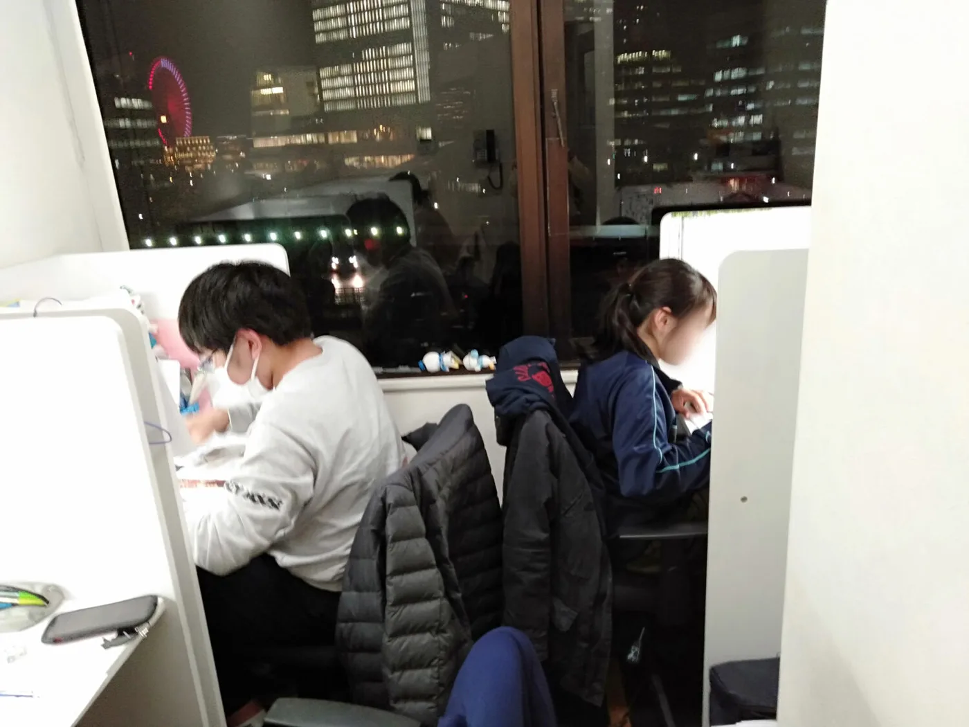 夜22時の自習室からのみなとみらいの夜景