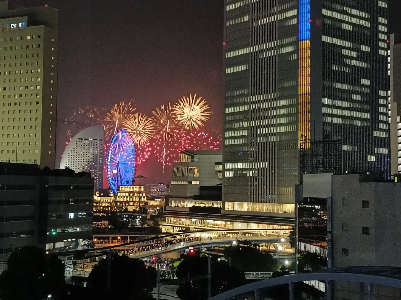 校舎の窓から見える、みなとみらいの夜景