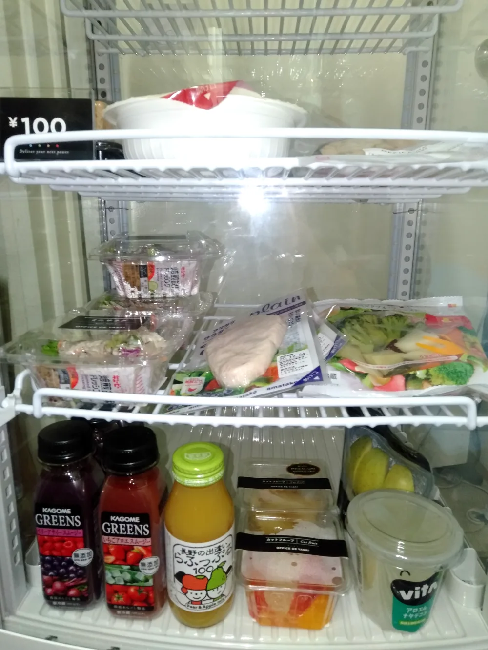 軽食が並ぶ校舎内の冷蔵庫