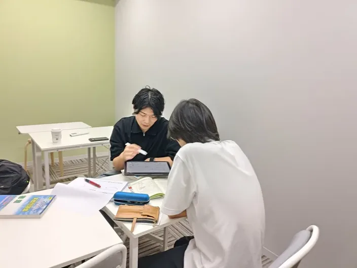 専属コーチと一緒に学習計画を確認する様子