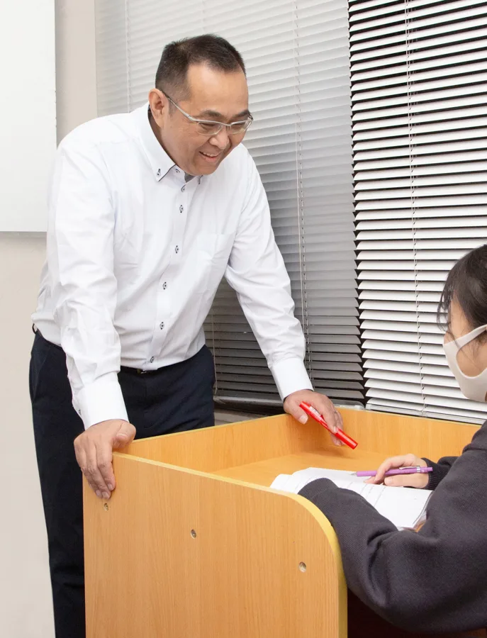 自習ブースで生徒に直接声をかける塾長の佐藤徹