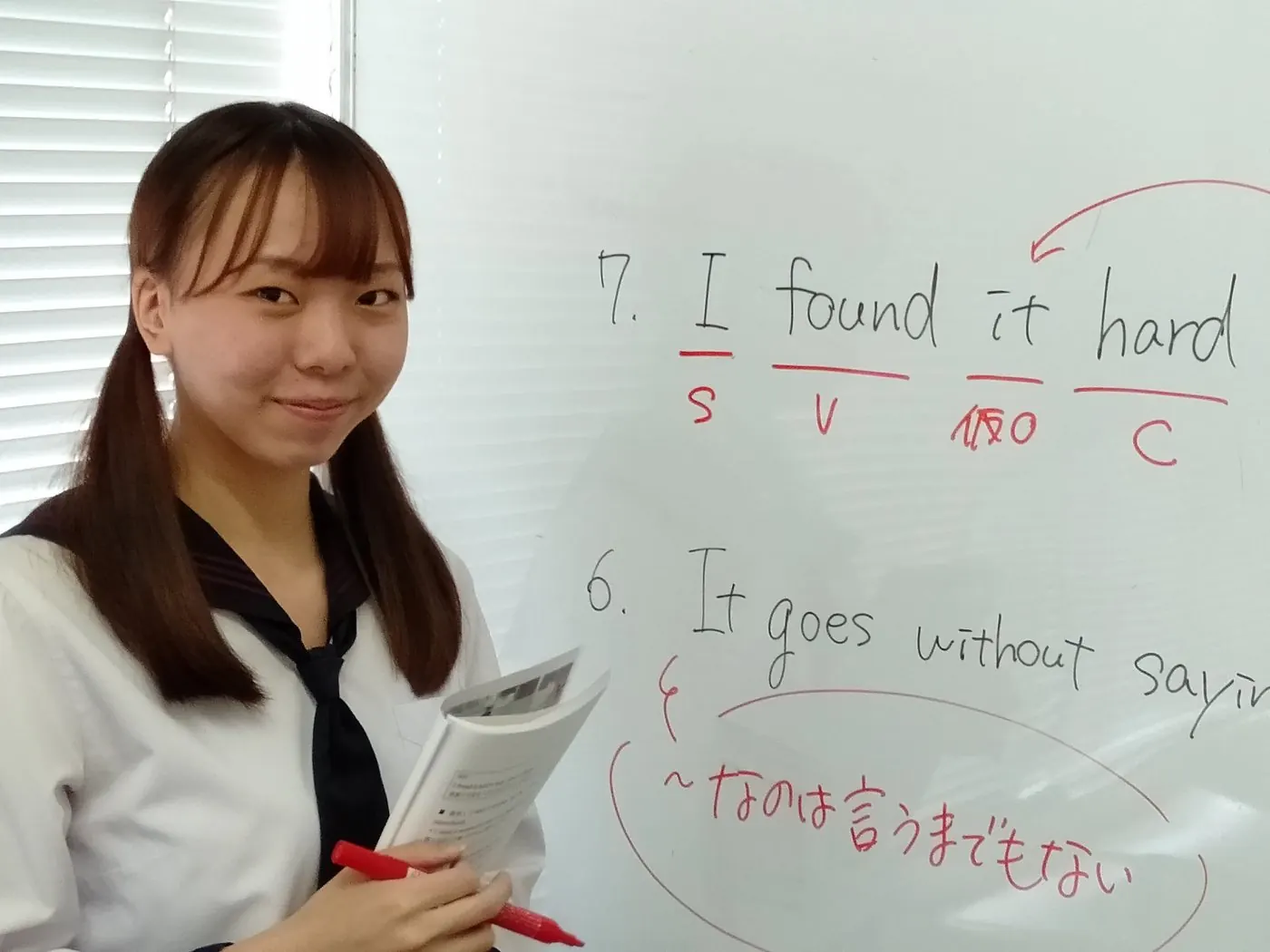 生徒がホワイトボードで先生に授業をしている様子