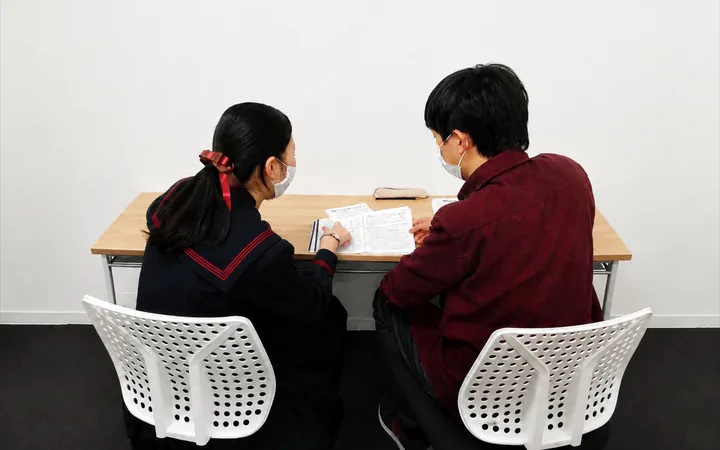 難関大生の講師が生徒とマンツーマンで学習している様子