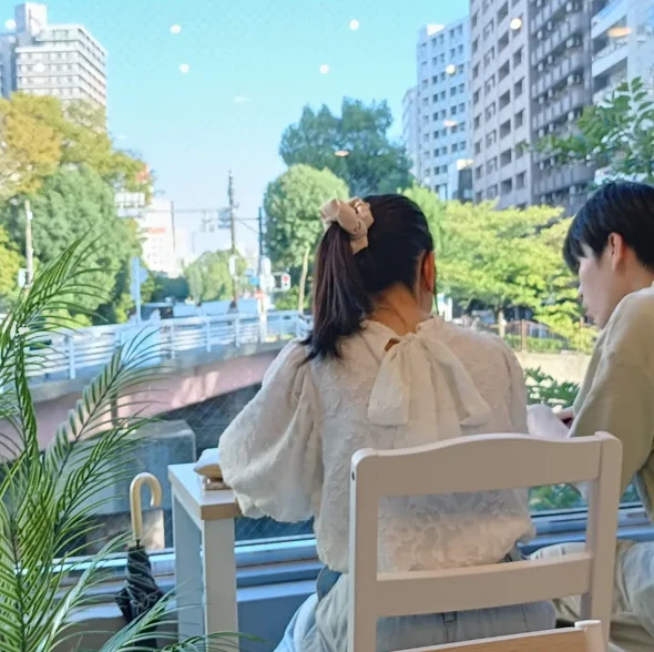 先生と生徒が並んで学習する様子