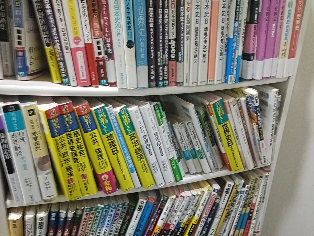 日本史・世界史・地理・公共・現代文・古文など文系科目の参考書が並ぶ棚