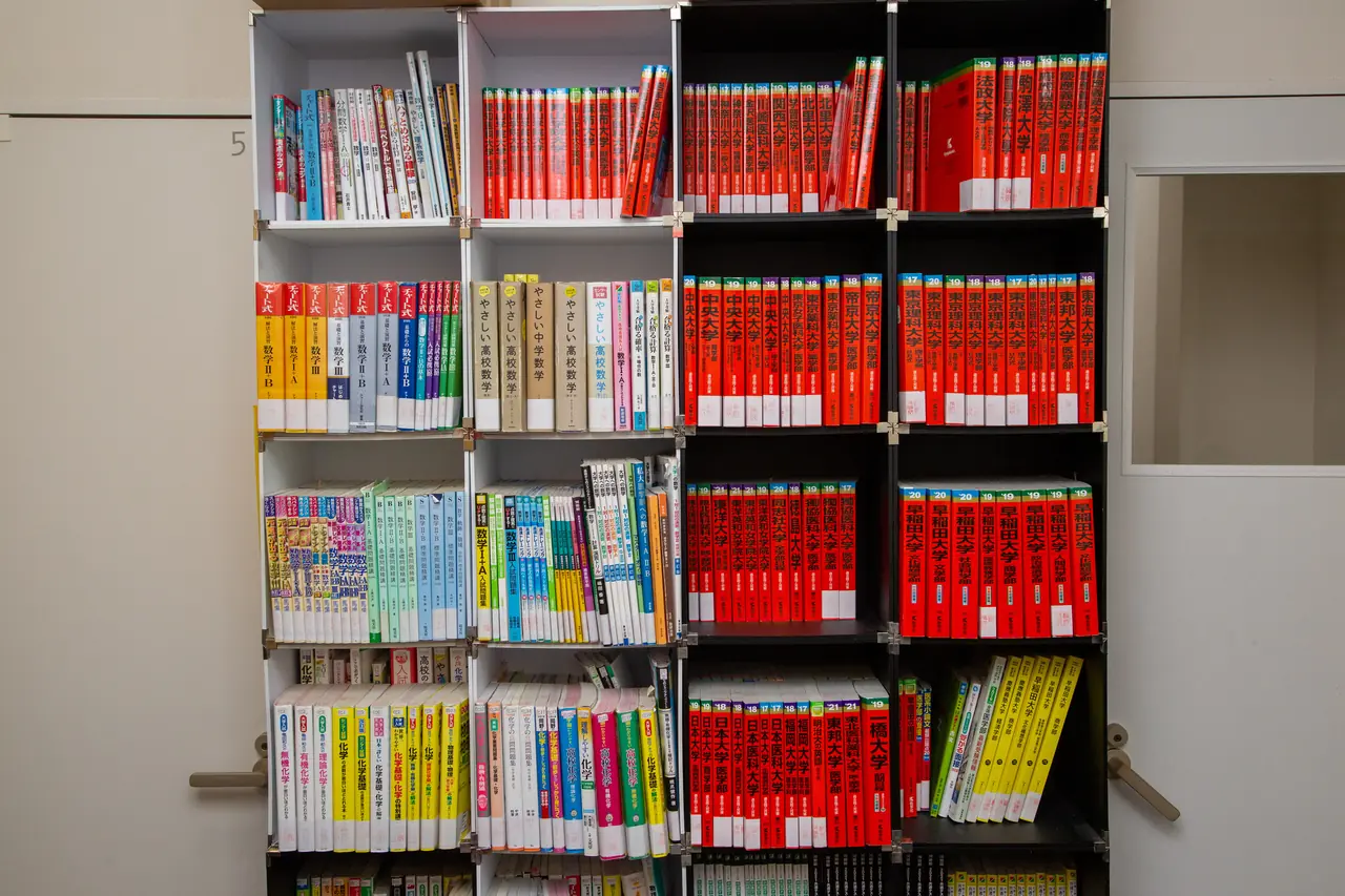校舎内の参考書コーナー。数学・化学などの参考書と大学別の赤本が並ぶ本棚