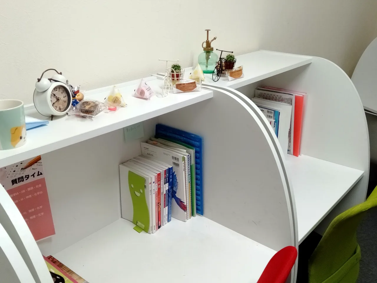 生徒が1年間使ったMy自習席。目覚まし時計やマグカップ、参考書が置いたままになっている