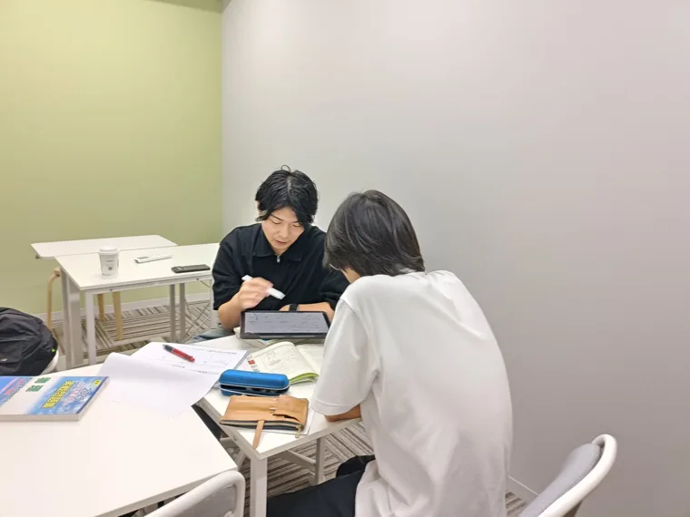 先生と生徒が学習計画を確認しながら面談する様子