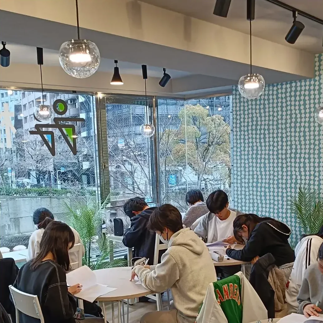 カフェ風自習室で勉強する生徒たち