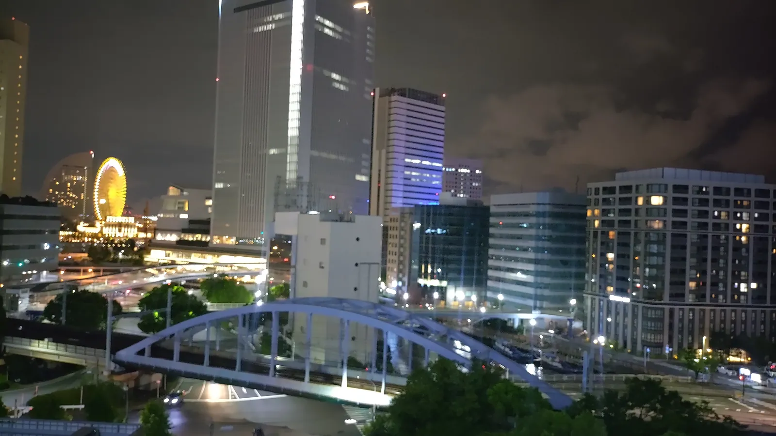 自習室から見えるみなとみらいの夜景。観覧車や高層ビルの灯りが広がる