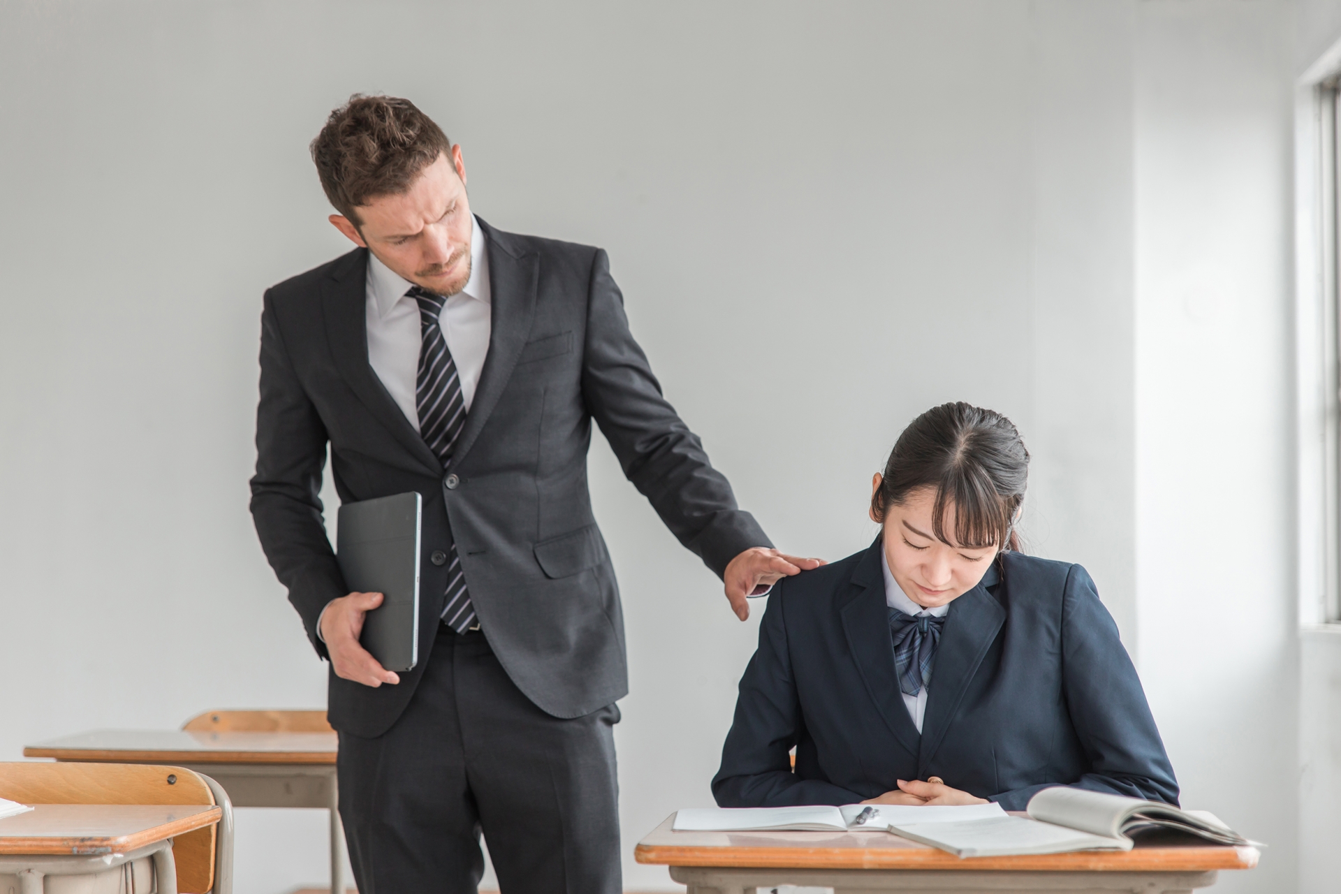 体調不良の生徒をす心配する外国人教師