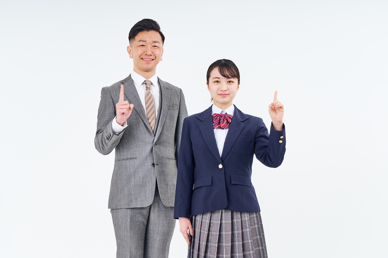 人差し指を立てている男性と女性