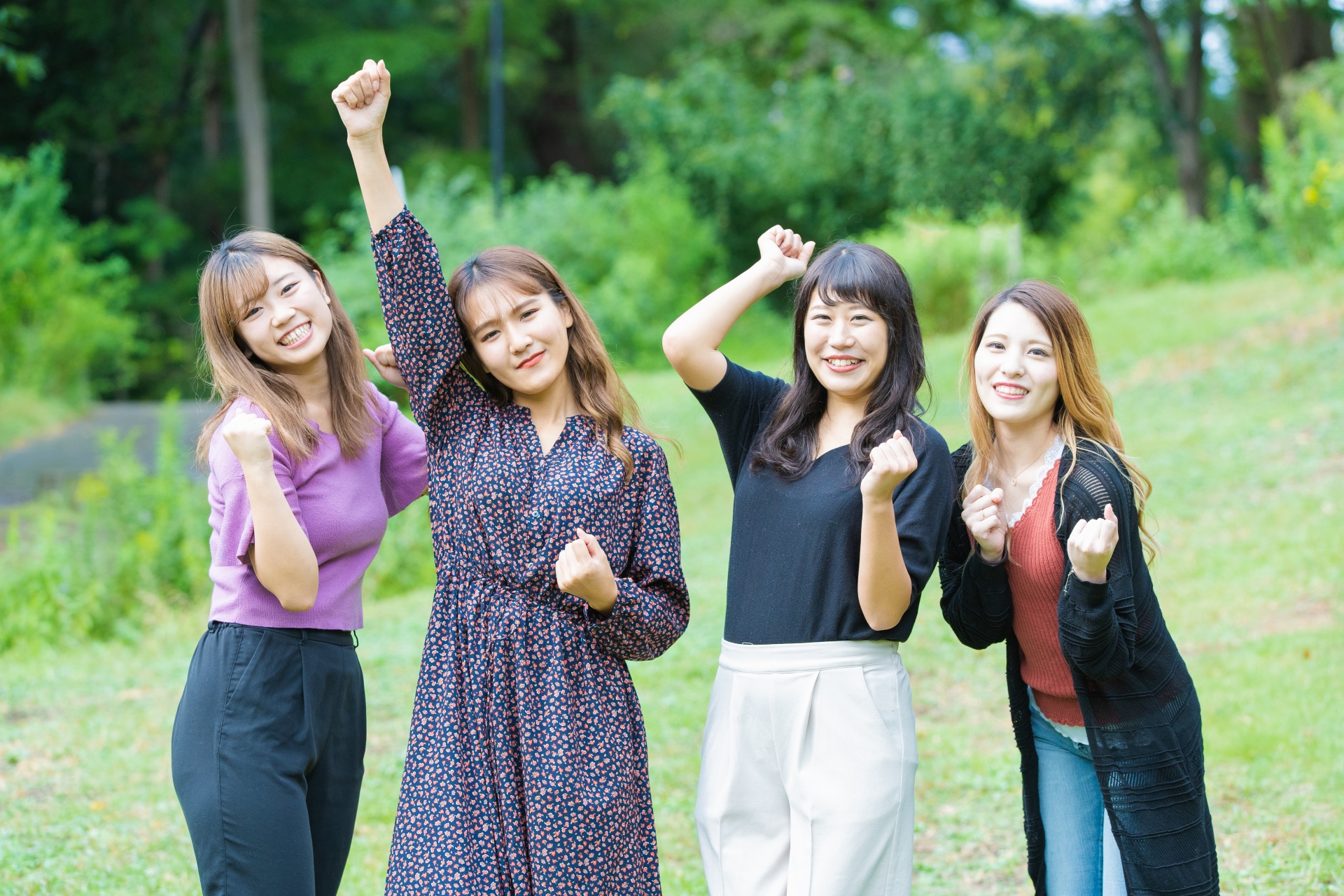 応援する女性4人