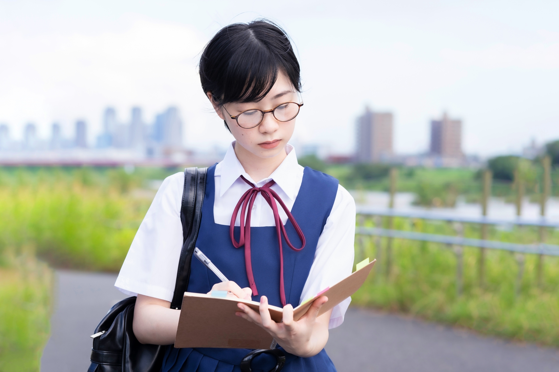 勉強する女子高生