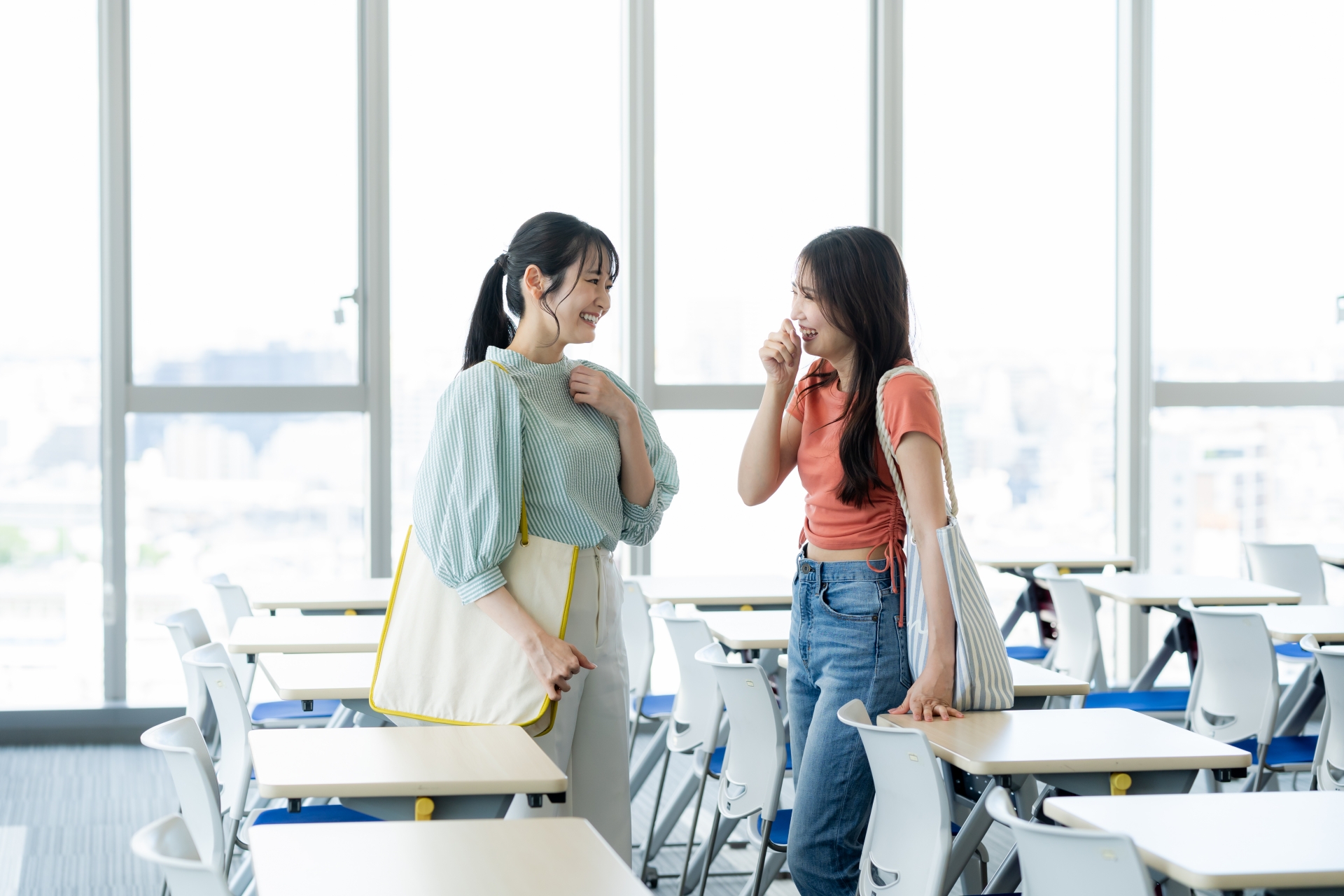 教室を歩く女子大学生