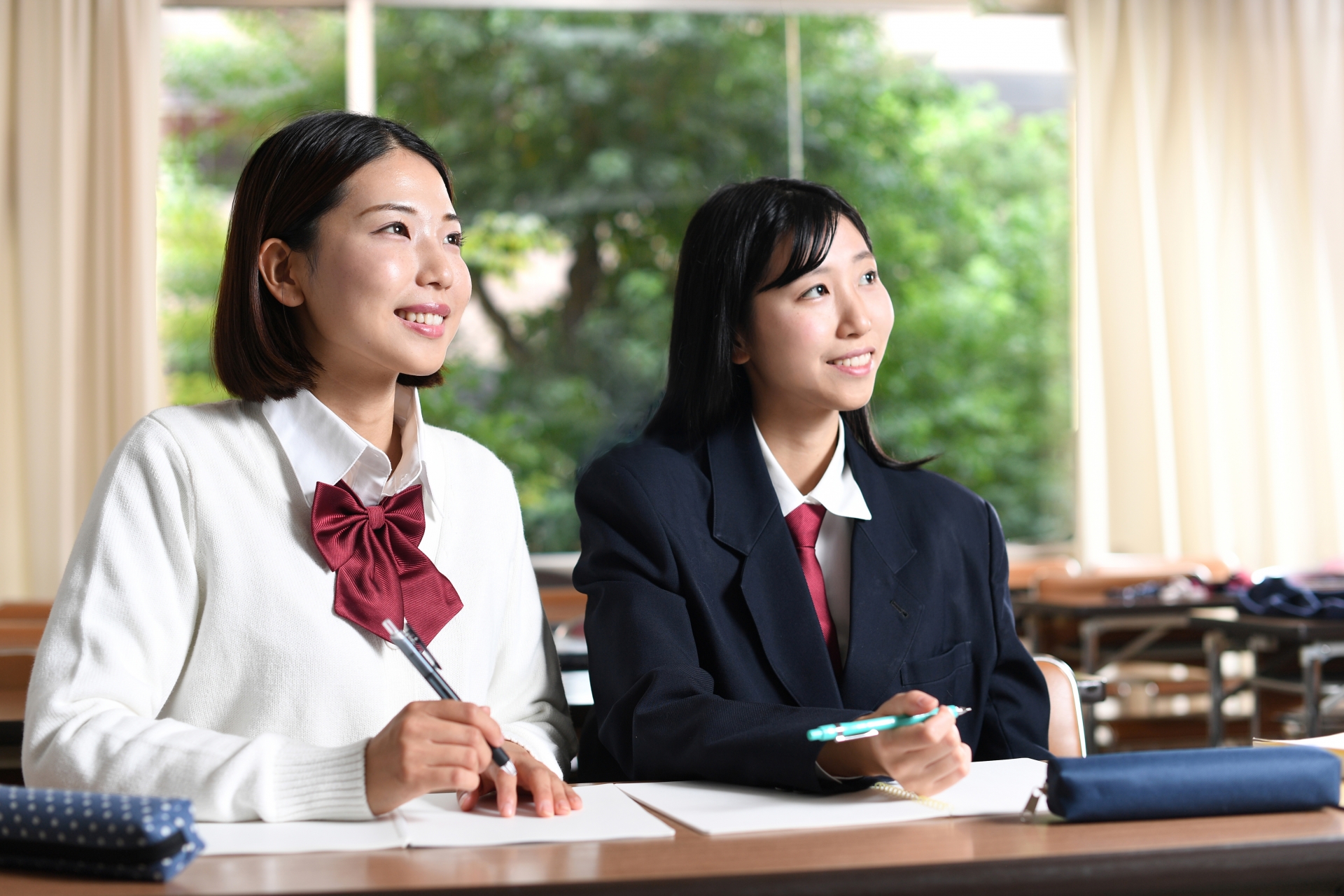 授業中に勉強をする女子学生のイメージ