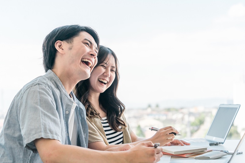 笑顔で授業を受ける男女