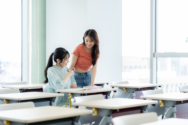 教室で授業を受ける女子大学生