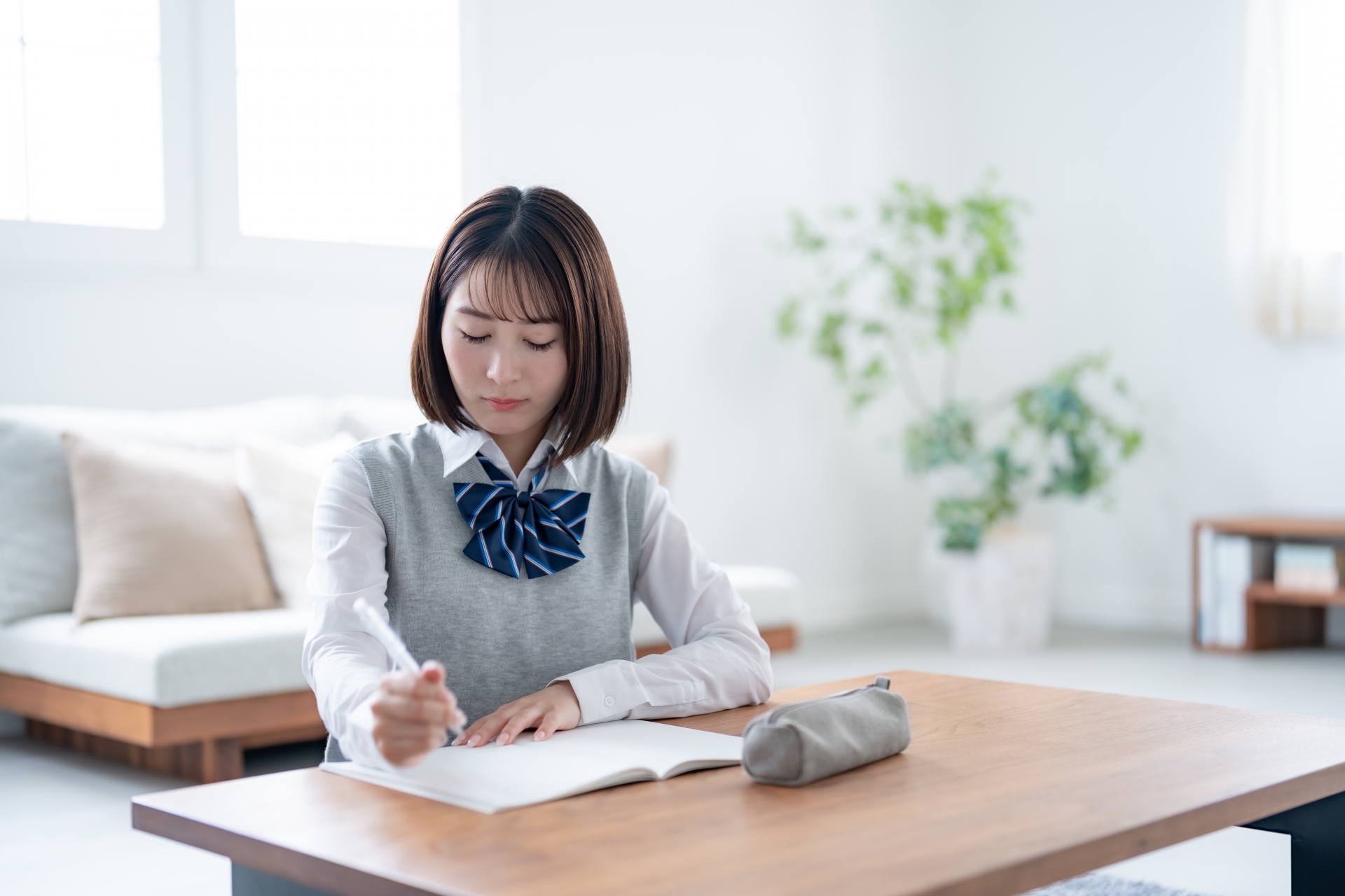 勉強をする女子高生