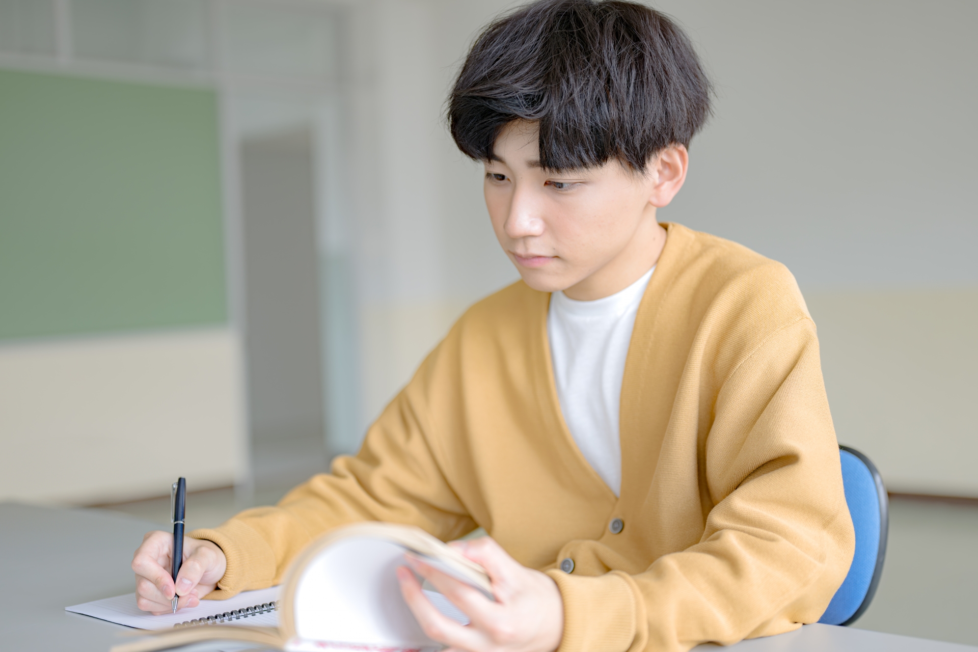 勉強する若い男性