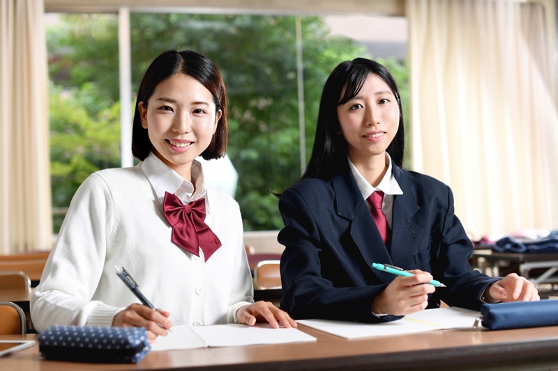 授業中に勉強をする女子学生のイメージ