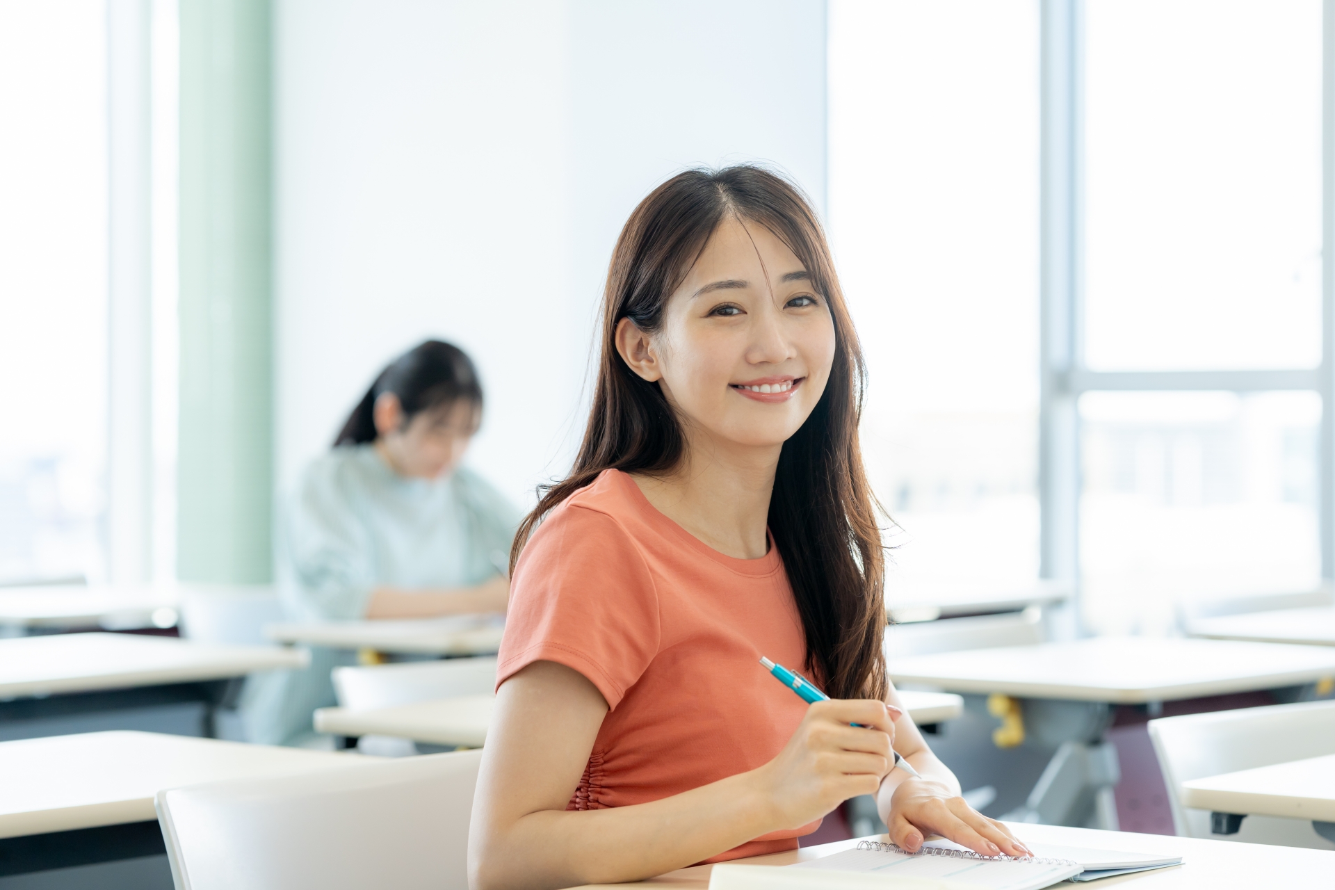 教室で授業を受ける女子大学生