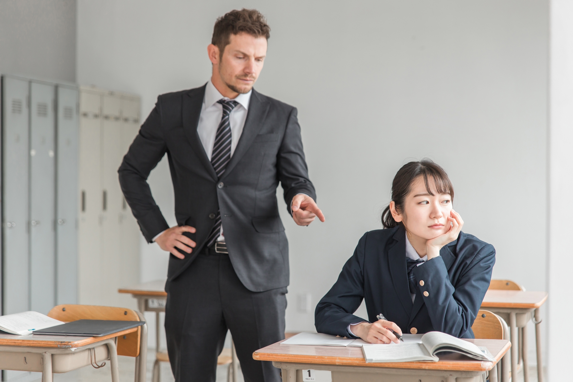 無気力な高校生と注意する教師