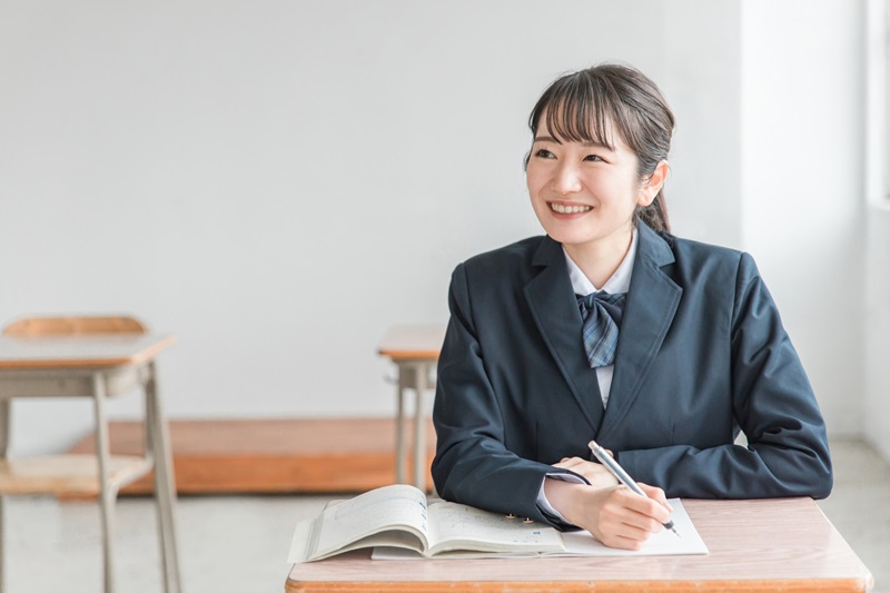 学校・塾の授業を受ける笑顔の女子高生