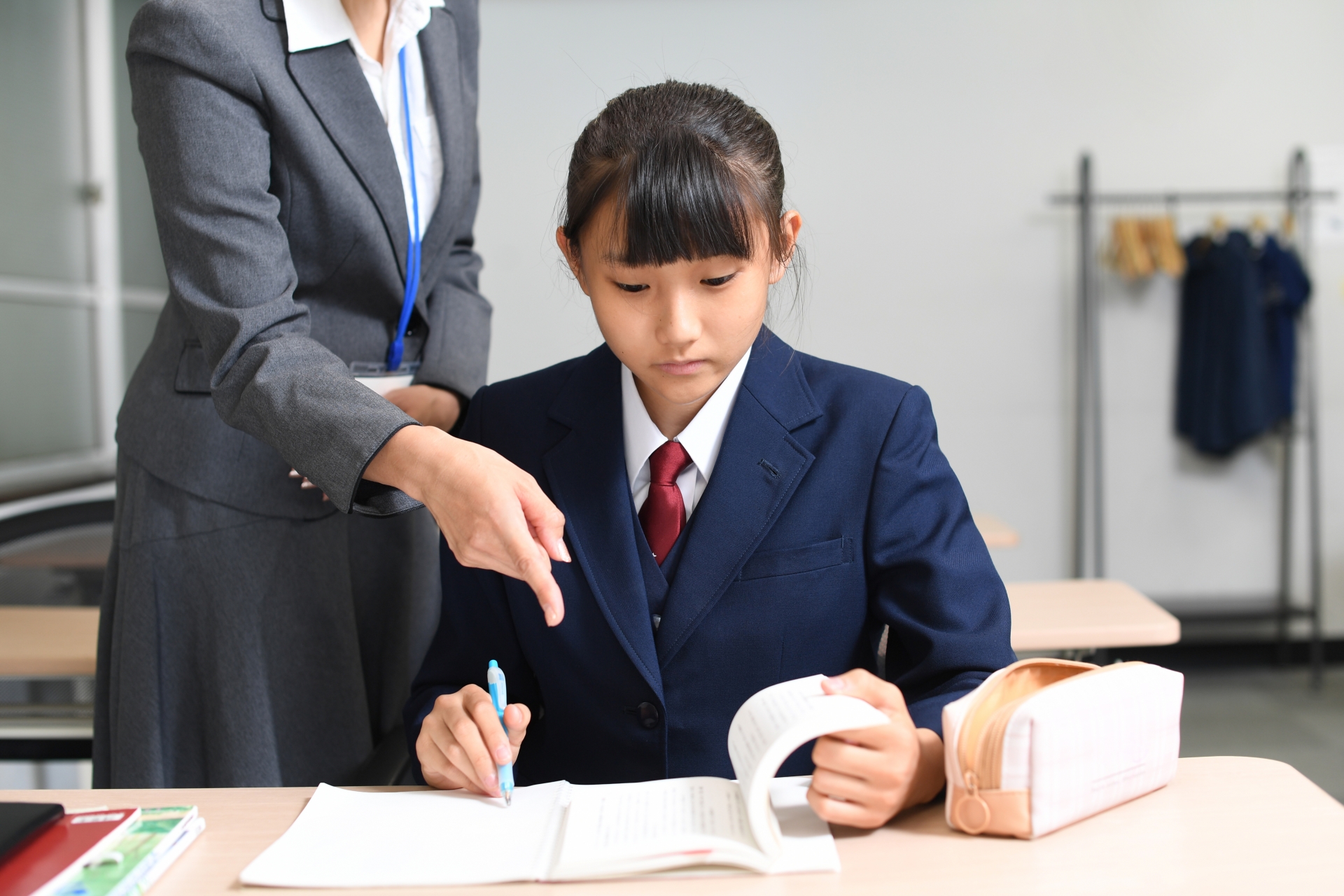 塾で授業を受ける学生と先生（講師・教師）のイメージ