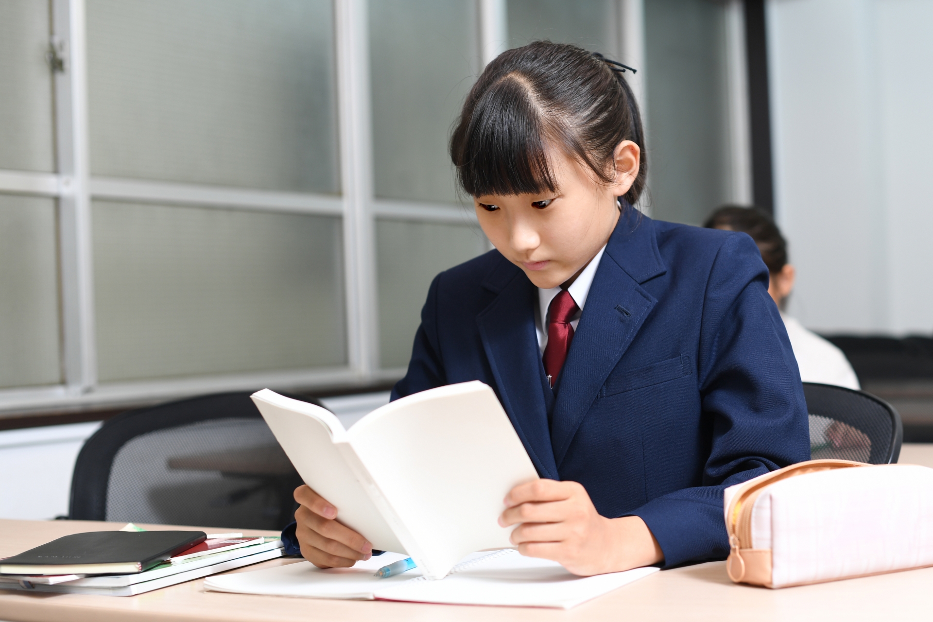 勉強をする制服を着た女子学生