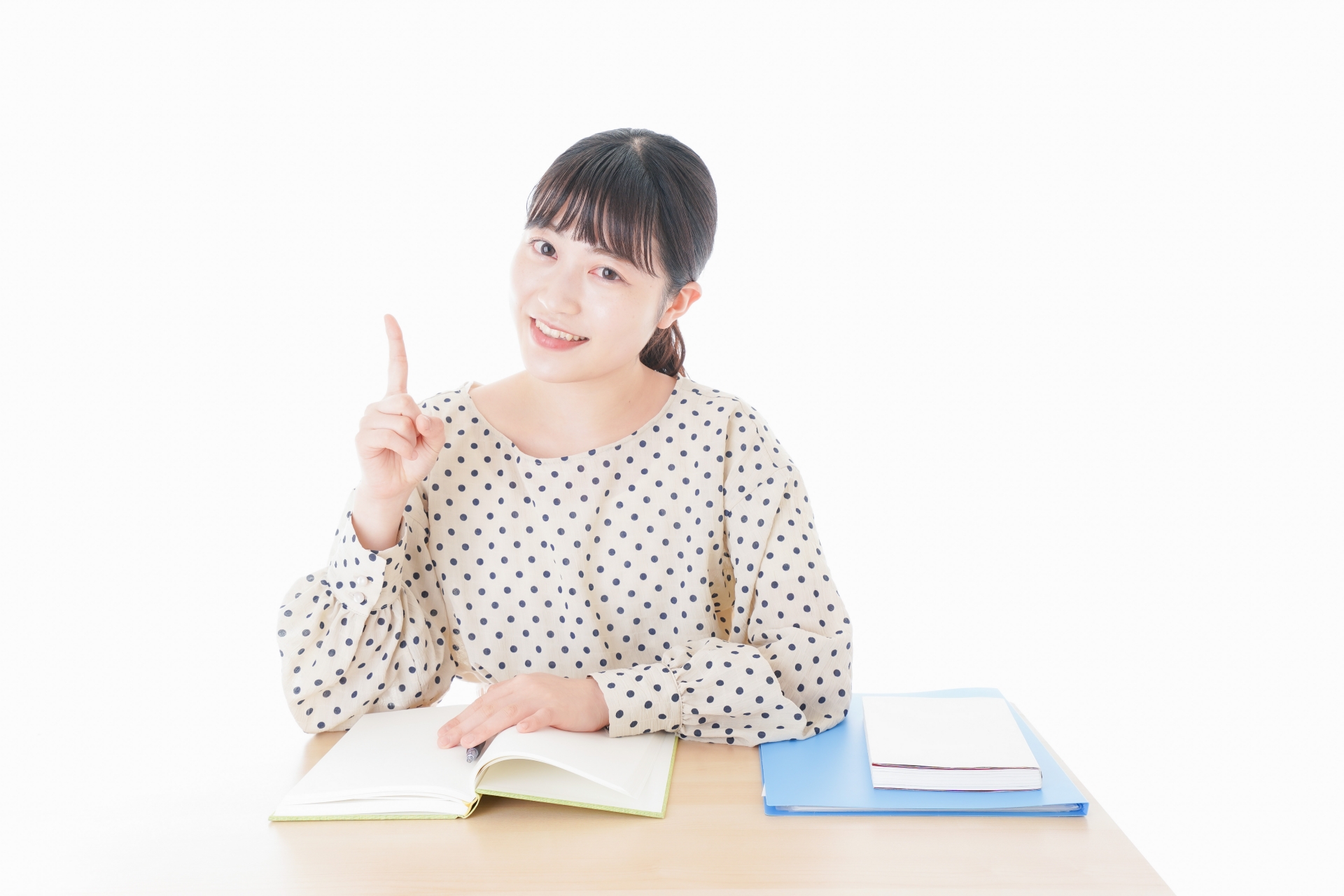 机で勉強をする若い女性