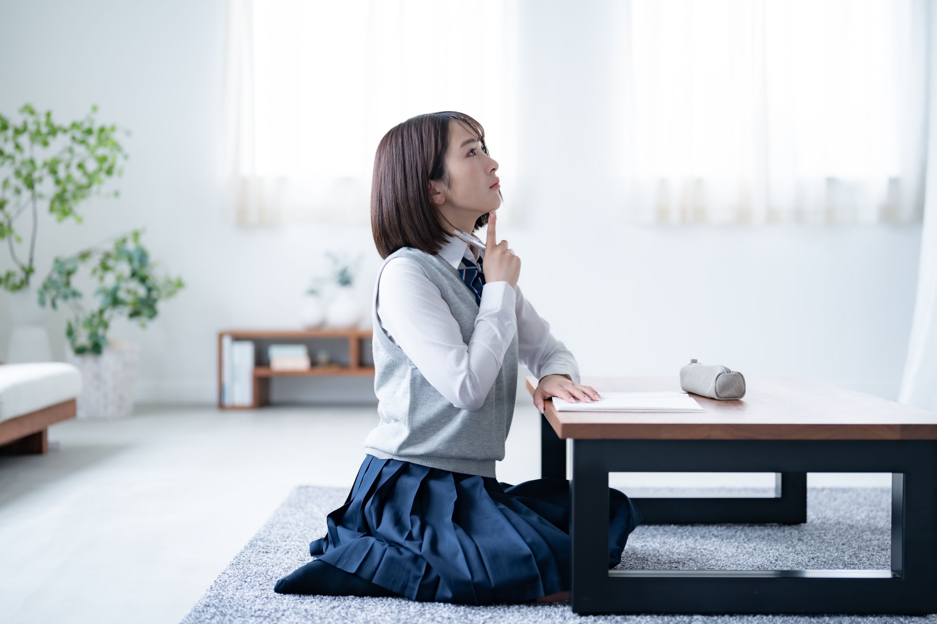 考える女子高生