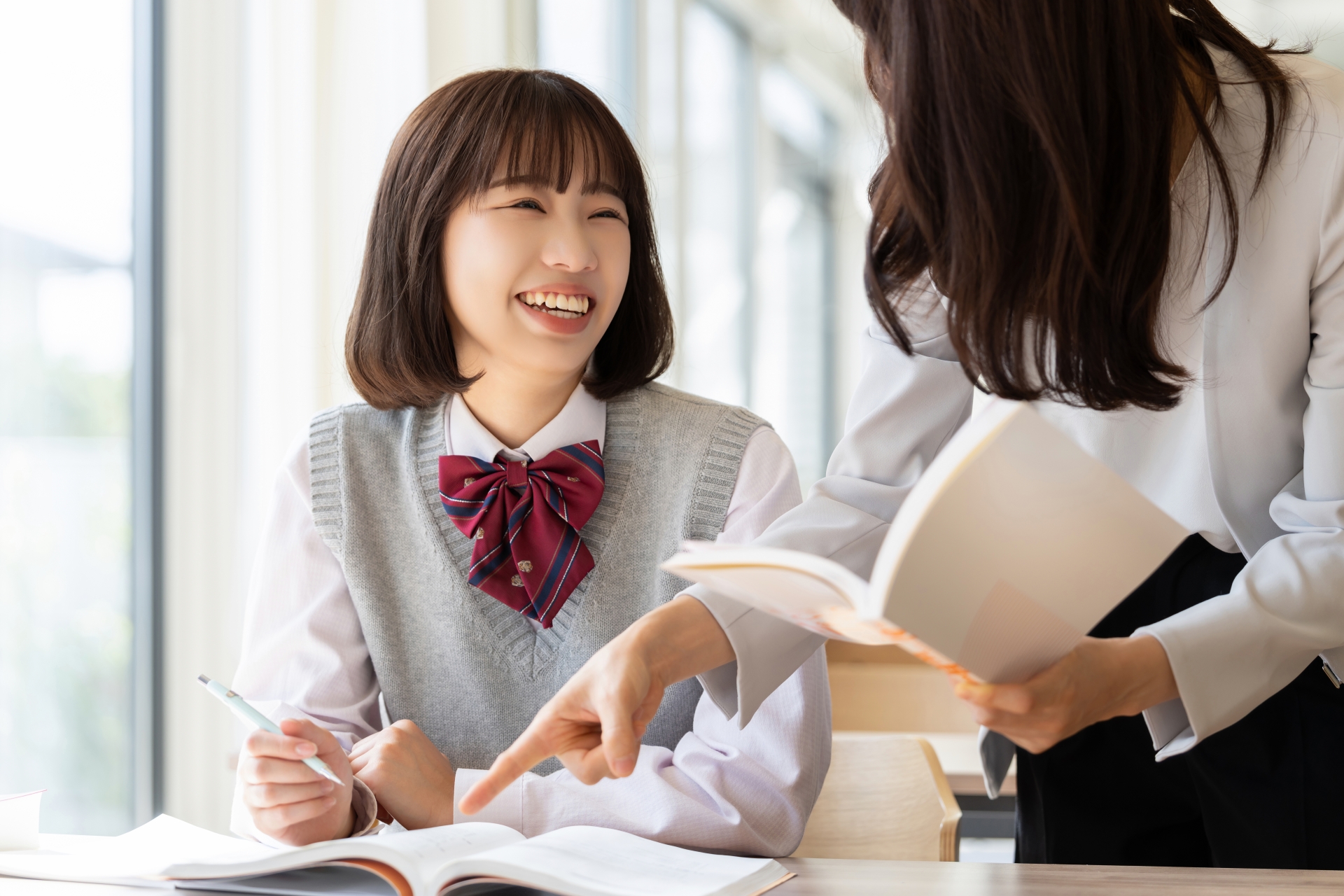 塾で授業を受ける女子高校生