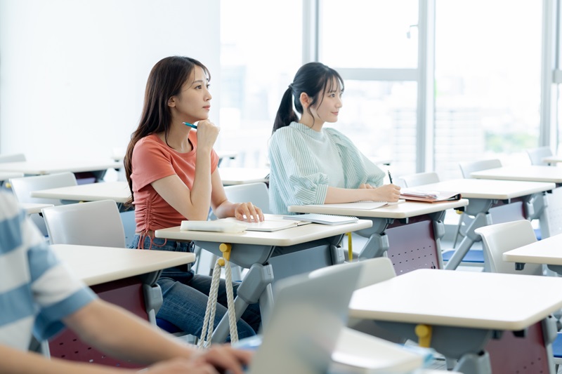 教室で授業を受ける女子大学生