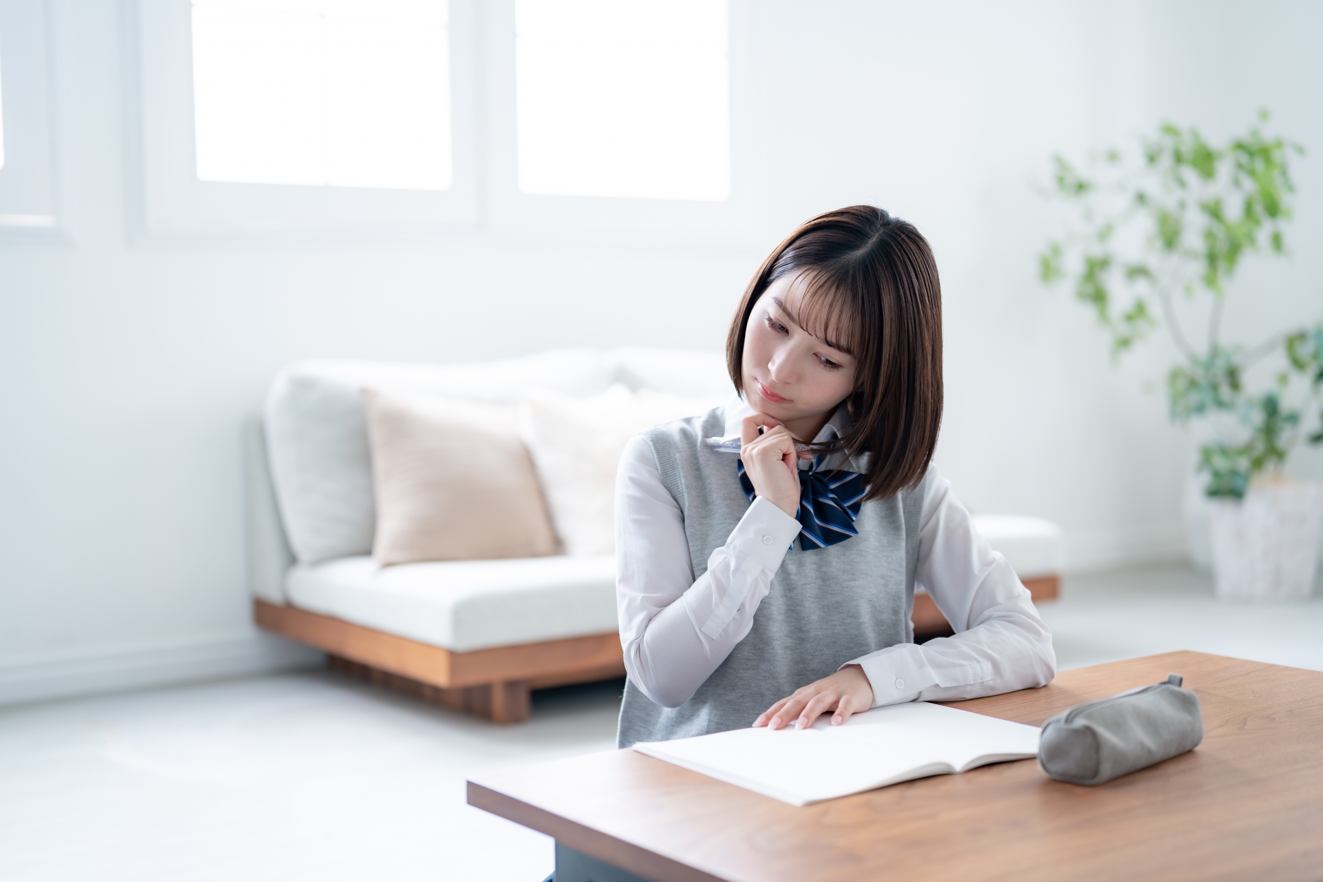 悩む女子学生