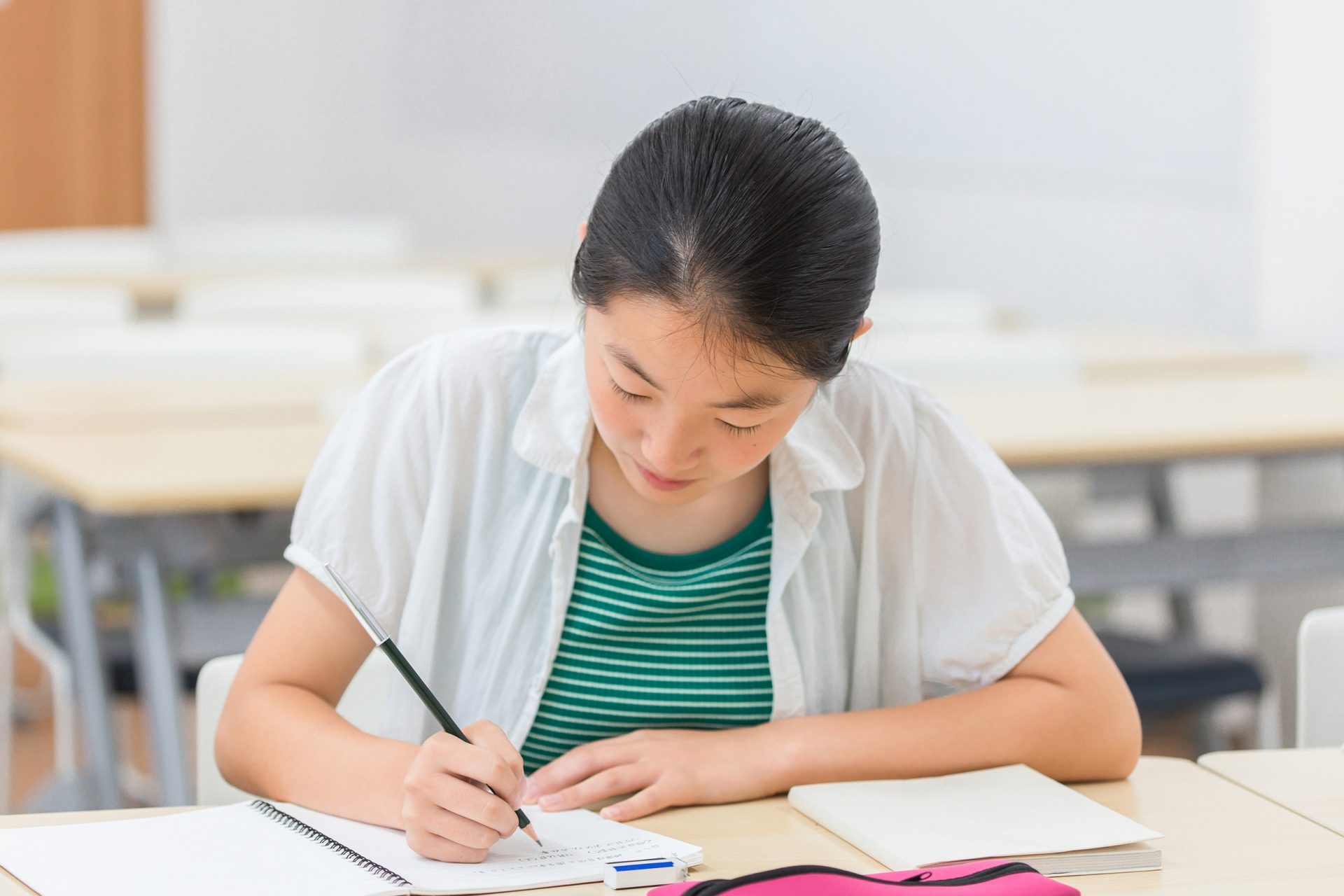 塾で勉強する日本人の女の子（中学生）