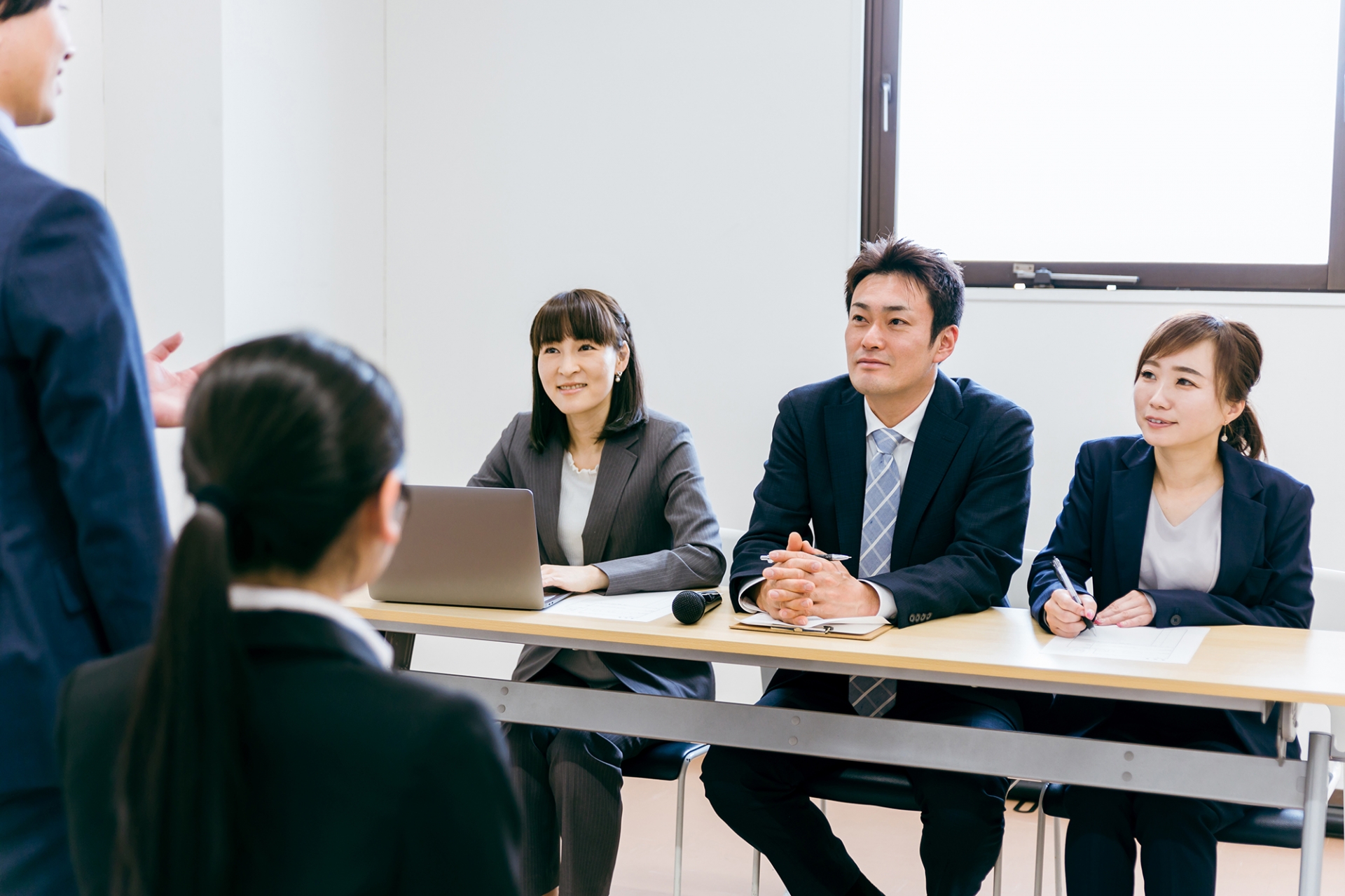 面接を受ける大学生と面接官(就職活動)