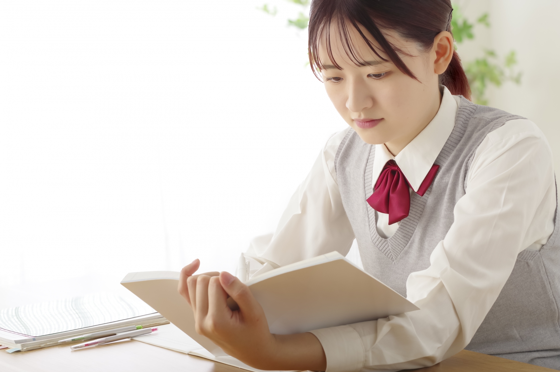 真剣な表情で勉強に取り組む女子高生