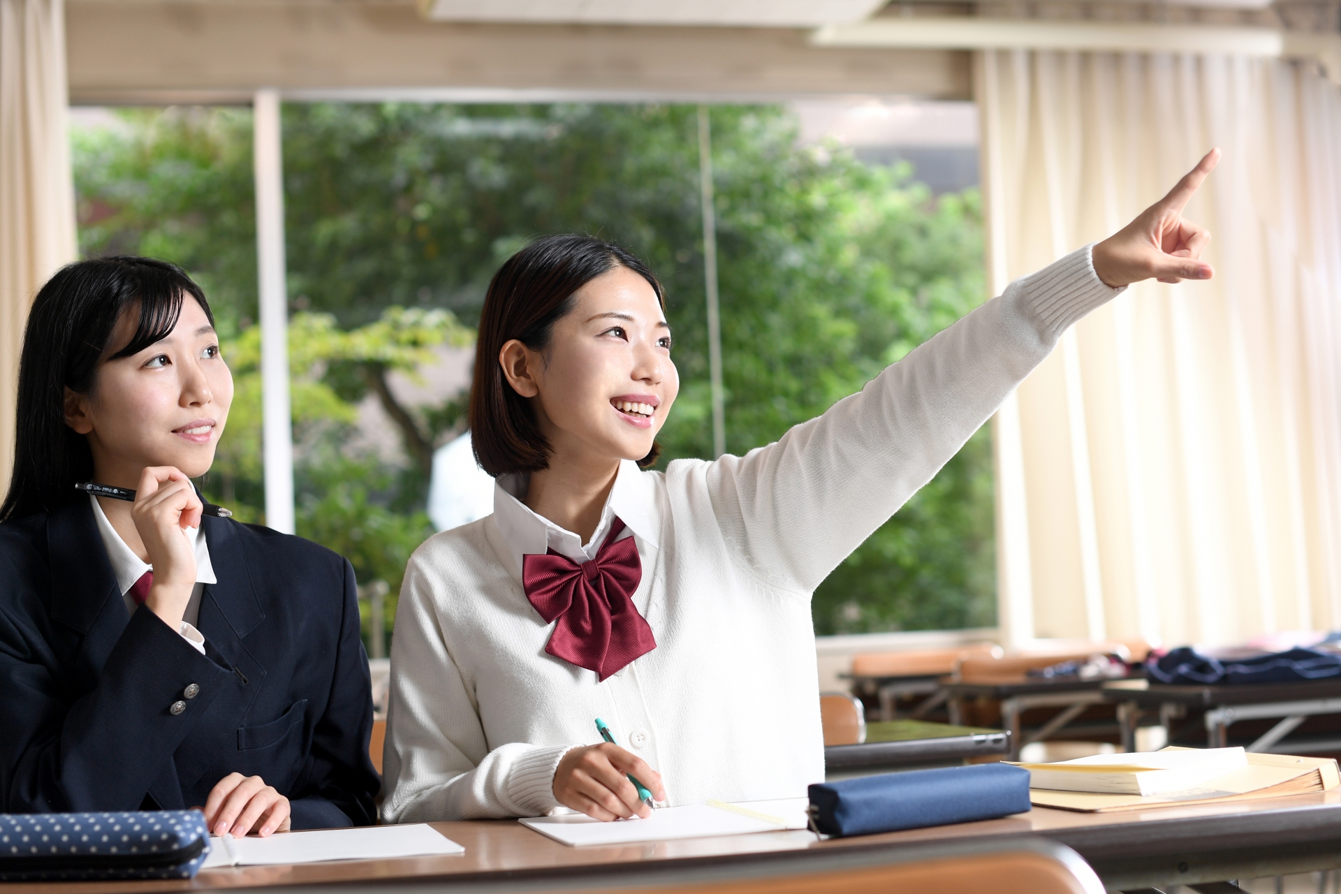 授業中に勉強をする女子学生のイメージ