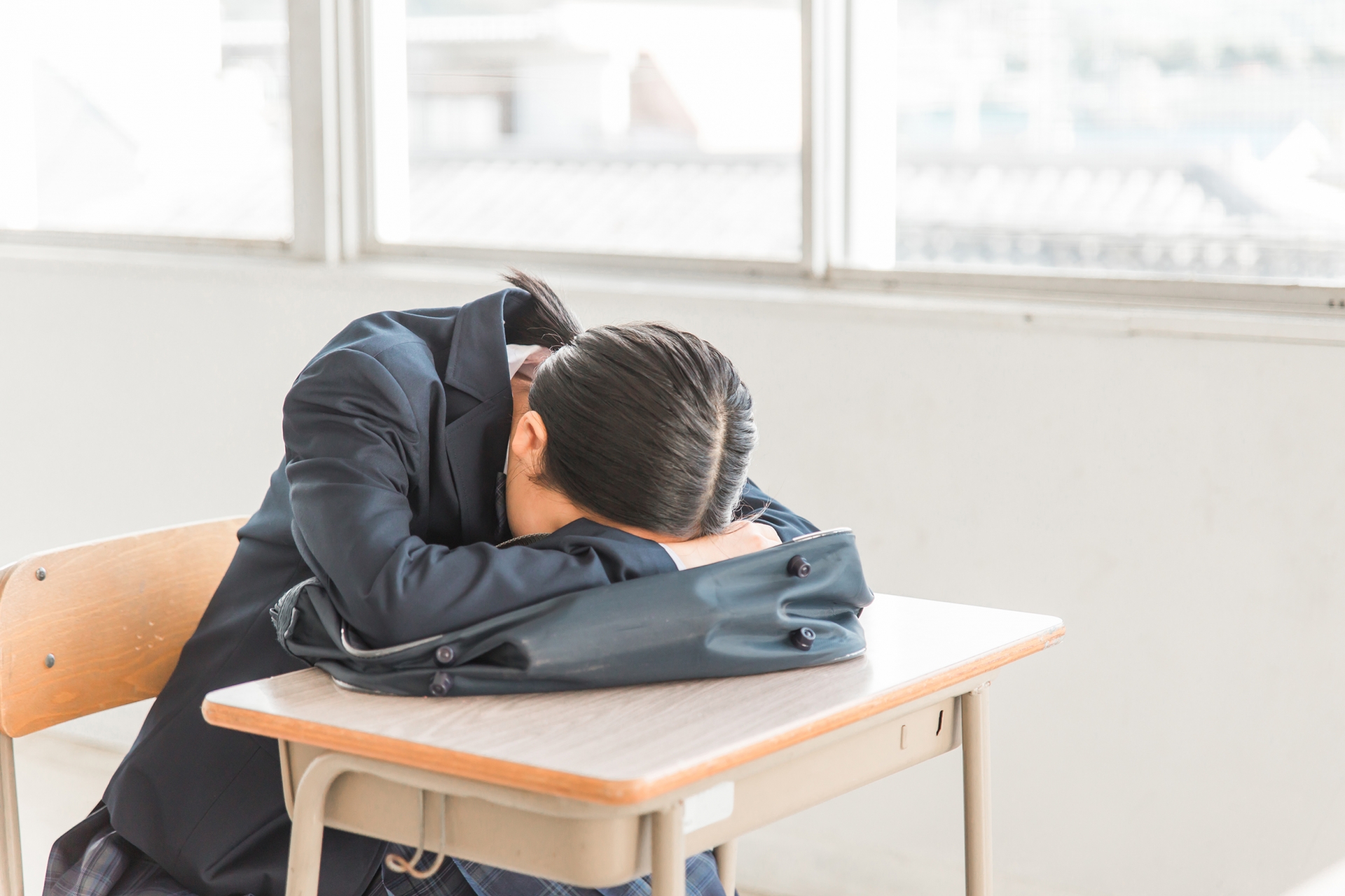 学校で悩む・泣く高校生・中学生の女の子