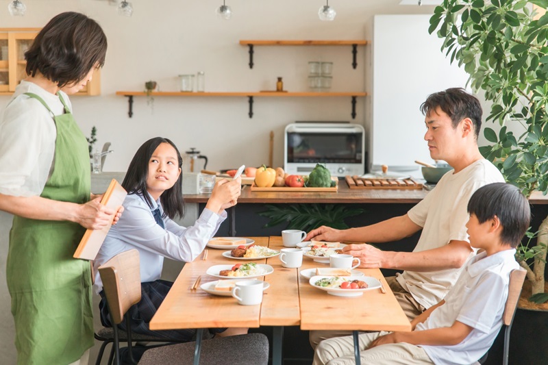 食事中にスマホを使う反抗期のキレる子供