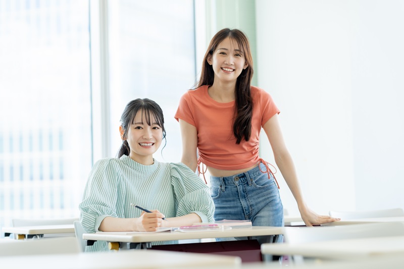 教室で授業を受ける女子大学生