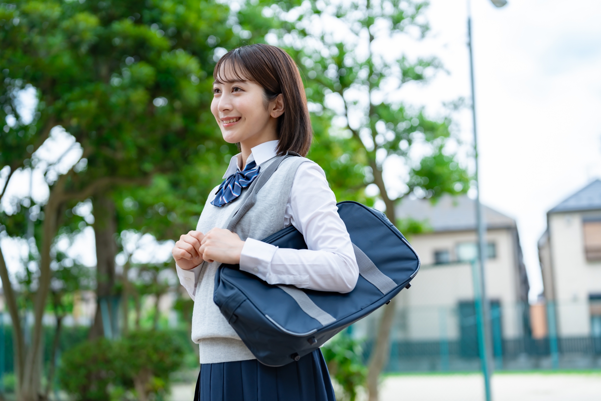 公園に立つ女子高生