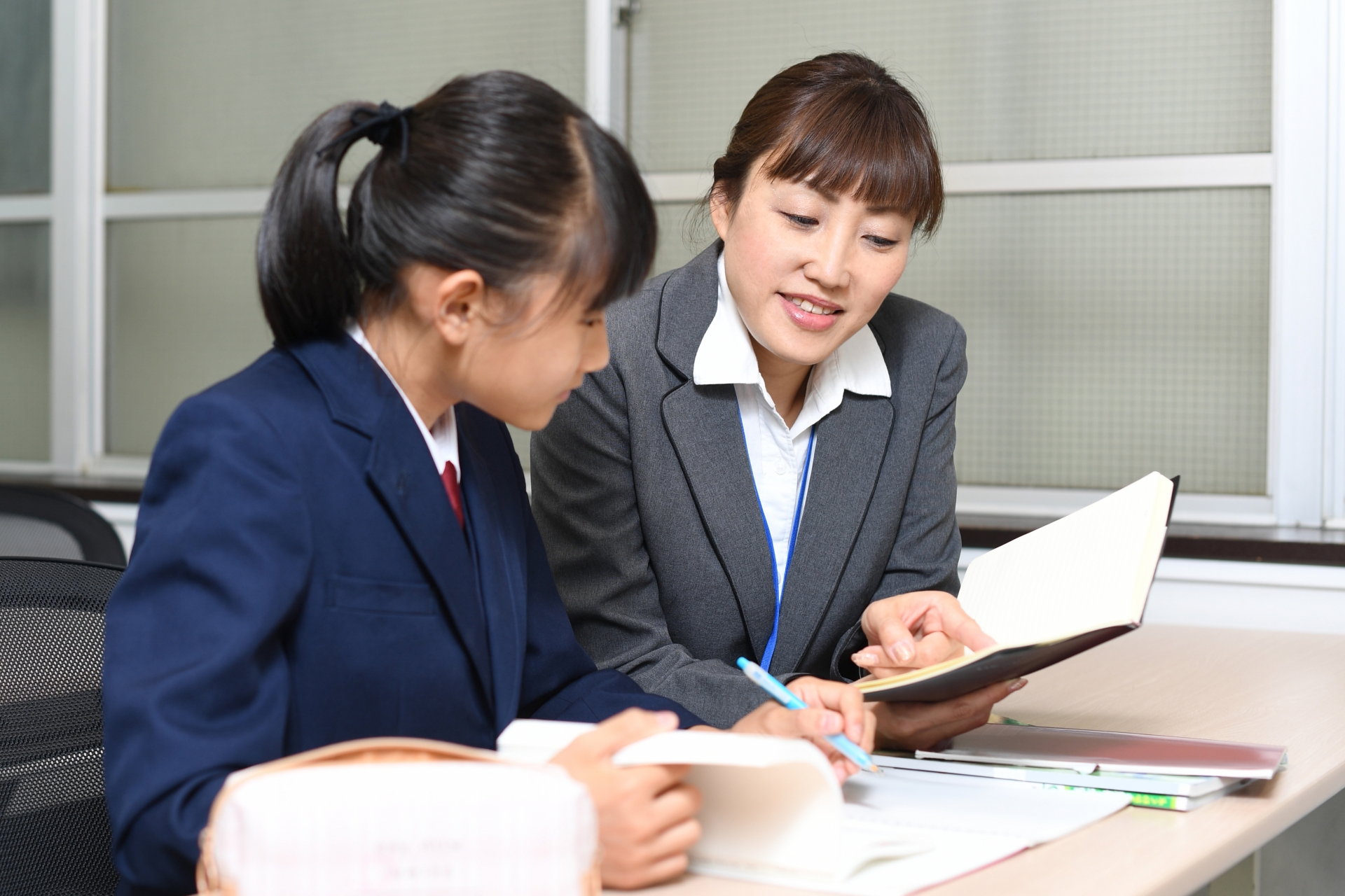 塾で授業を受ける学生と先生（講師・教師）のイメージ