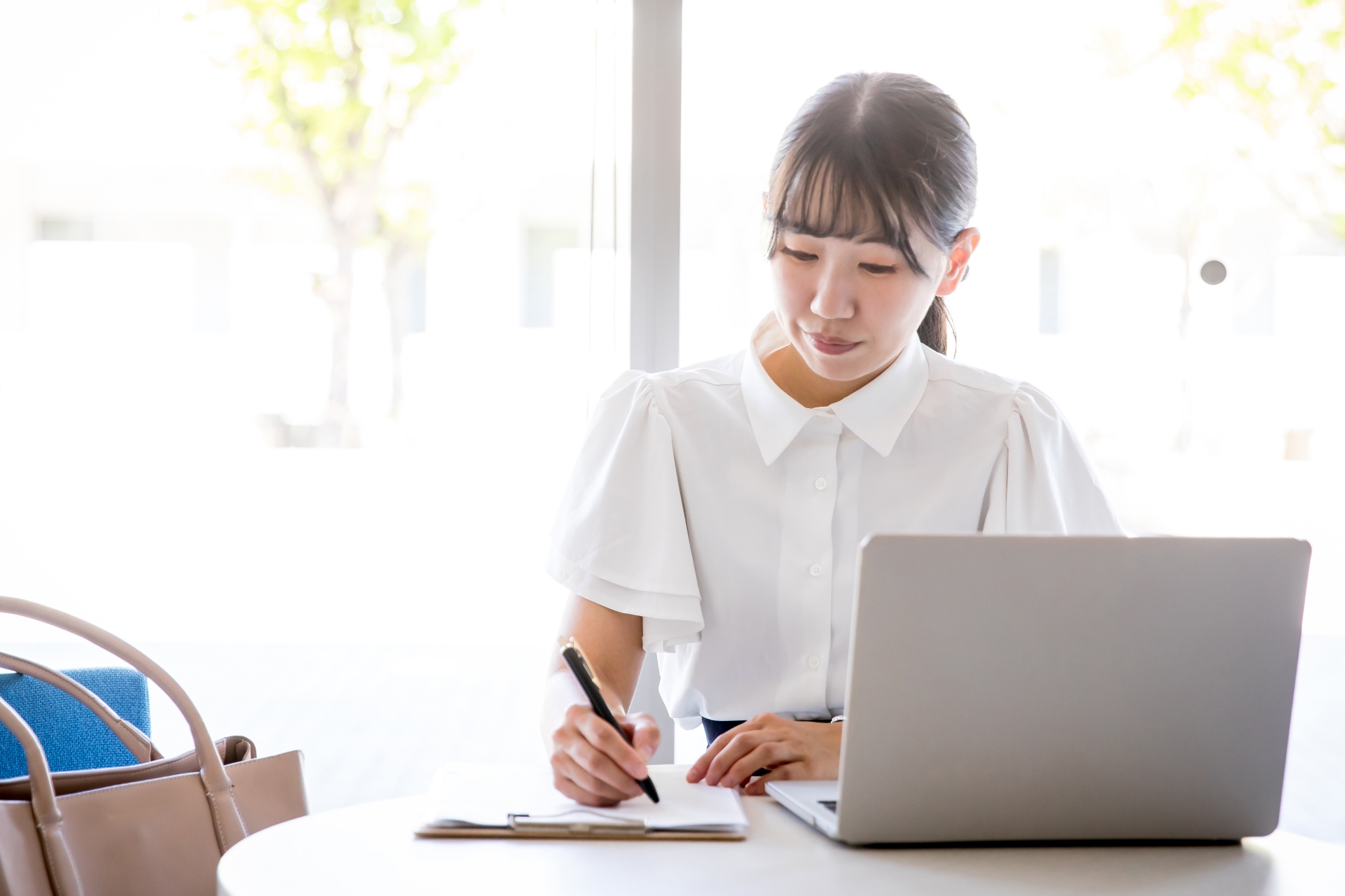 勉強中の学生