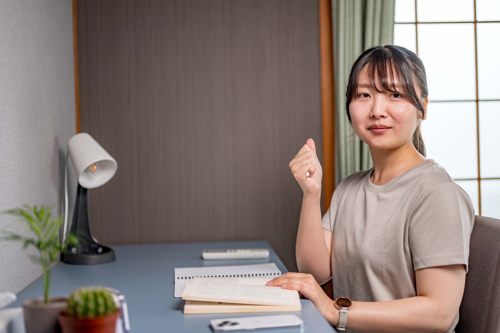 勉強机とガッツポーズする笑顔の女性