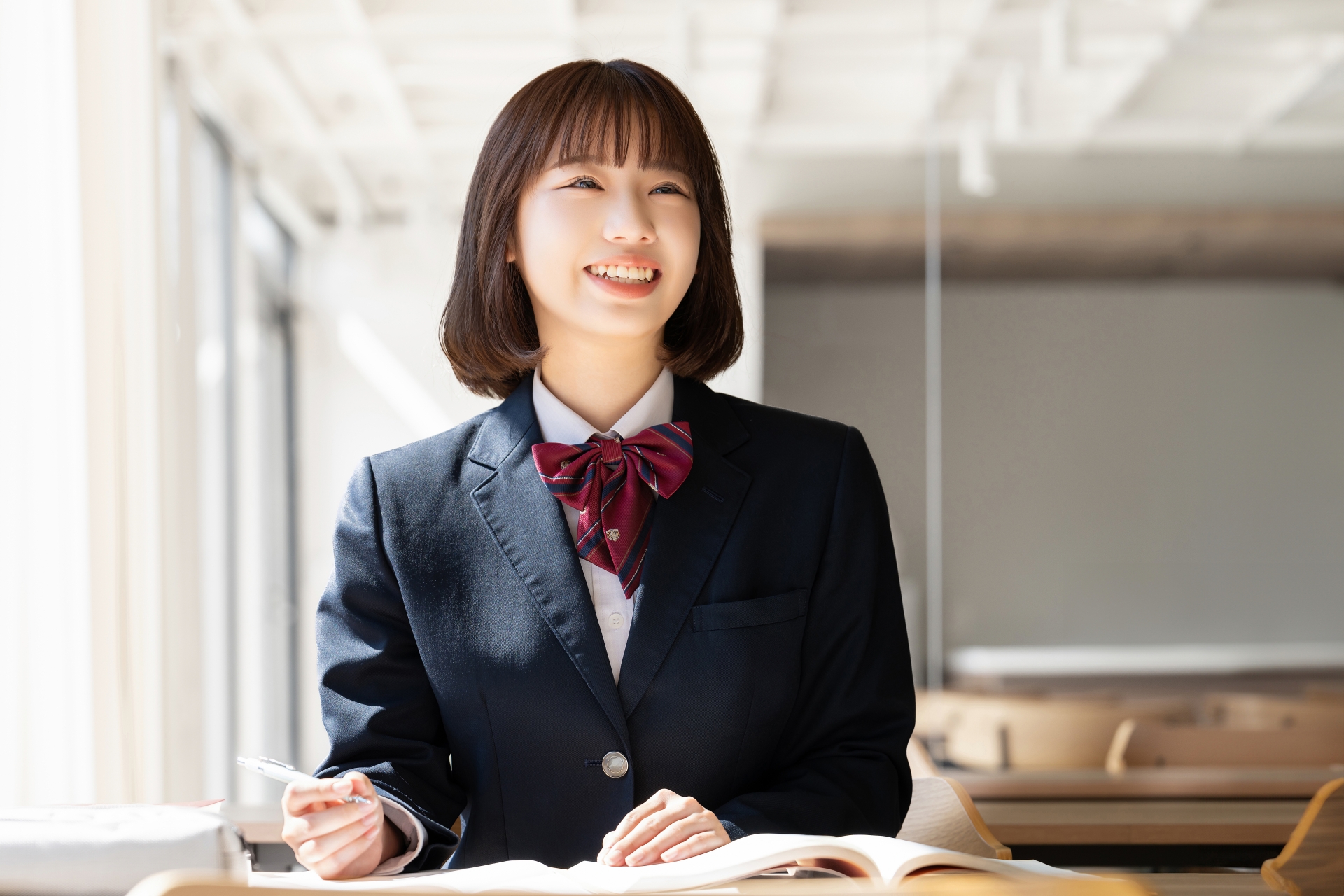 受験生・制服姿の女子高校生