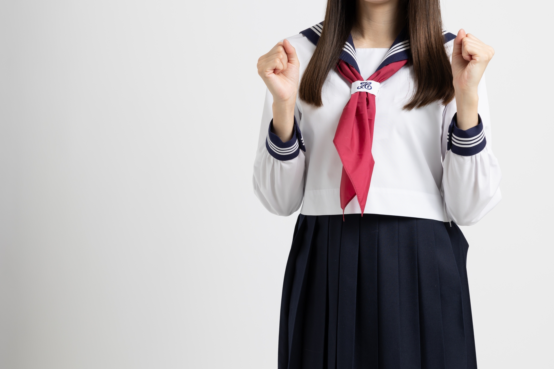 ガッツポーズをするセーラー服の女子高生