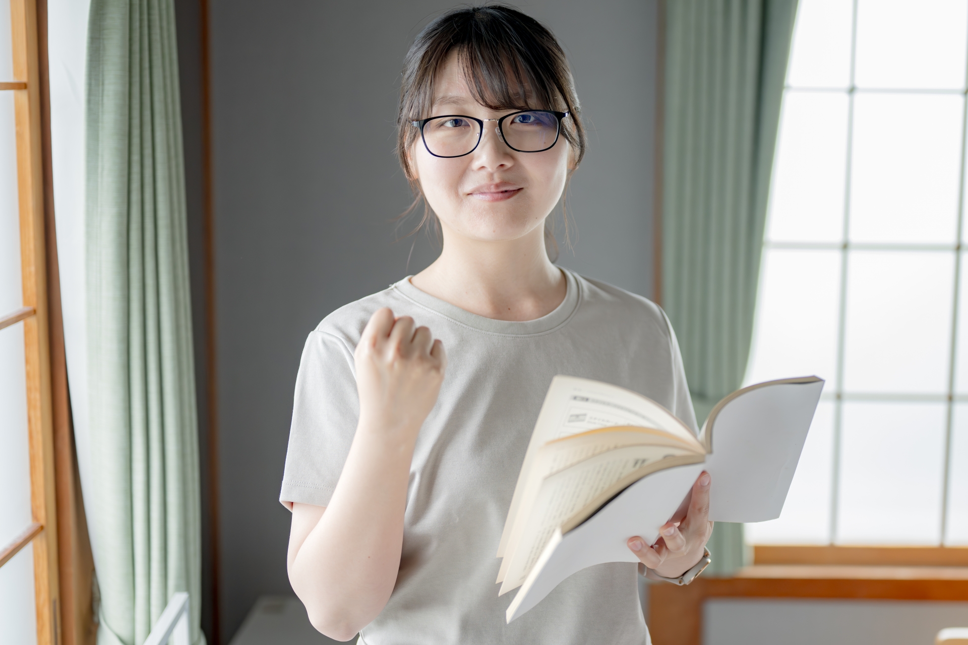 ガッツポーズをする女子学生